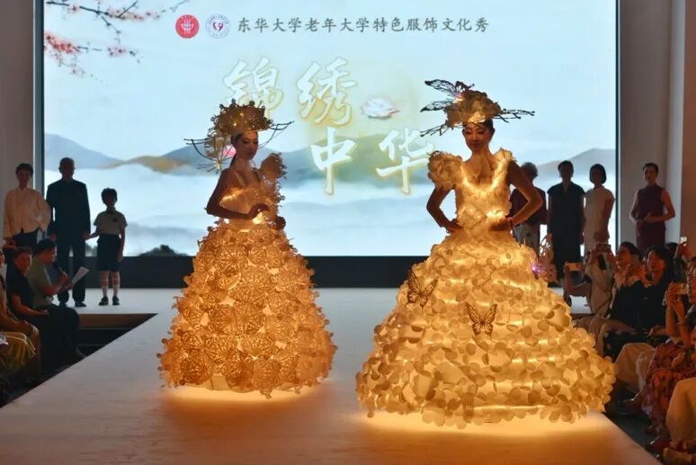 在T台上勾勒出申城夏日独具韵味的时尚
